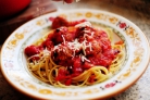 Спагетти с фрикадельками и соусом