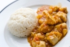 Курица с ананасами на сковороде