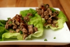 Мясо по-азиатски на листьях салата