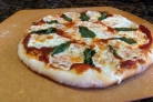 Пицца с базиликом и моцареллой 