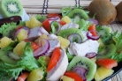 Салат с курицей и киви