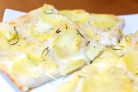 Пицца с картофелем и моцареллой