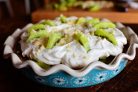 Пирог с киви и взбитыми сливками