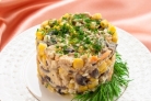 Салат с шампиньонами и кукурузой