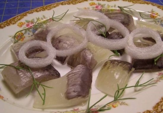 рыба с луком на тарелке