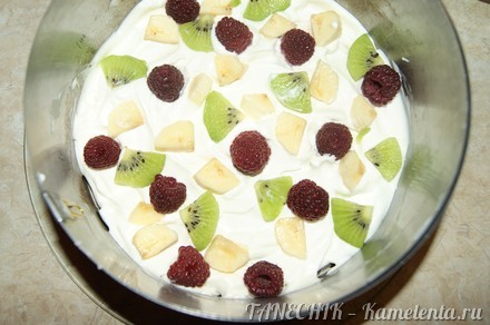 Приготовление рецепта Торт &quot;Молочная девочка&quot; (Milch Mädchen) со сливочно-йогуртовым кремом и фруктами-ягодами шаг 9