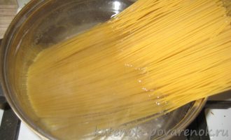 Спагетти с креветками и помидорами в сливочном соусе - шаг 1
