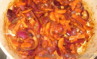 Свинина в томате с луком и морковью на сковороде - шаг 10