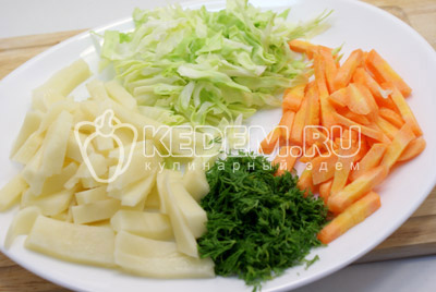 Картофель и морковь нарезать соломкой, капусту и укроп нашинковать. 