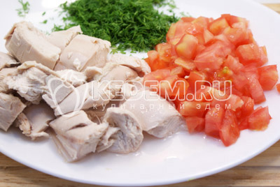 Мясо отделить от костей и кожи, нарезать кубиками куриное мясо и помидоры. 