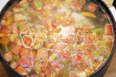 Добавить в кастрюлю мясо и помидоры, варить 2-3 минуты