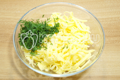 В миске смешать тертый сыр и мелко нашинкованную зелень.