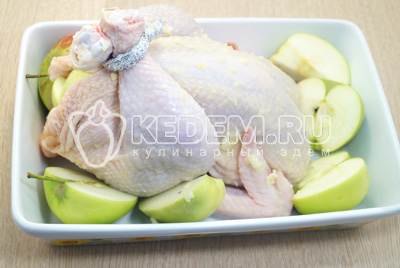 Нафаршировать курицу яблоками, вместе с веточками тимьяна.Выложить курицу в форму и добавить остальные яблоки нарезанные или целиком.