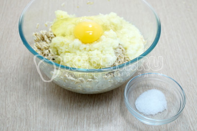 Добавить 1 яйцо, 1/2 ч. ложку соли.