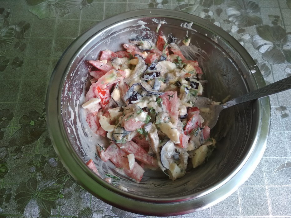 Салат с жареными баклажанами, помидорами и чесноком – летнее блюдо