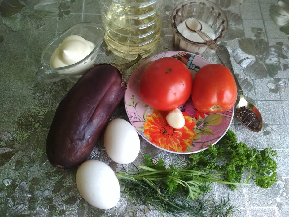 Салат с жареными баклажанами, помидорами и чесноком – летнее блюдо