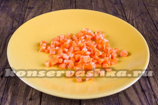Нарезаем кубиками морковь