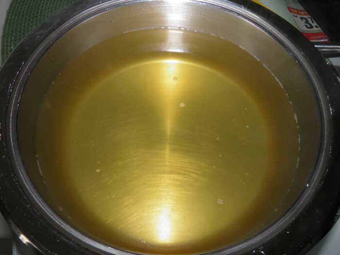 Почему жир в супе располагается на поверхности. Оттяжка для прозрачных супов. Оттяжка для бульона. Осветление бульона. Оттяжка для прозрачного бульона.