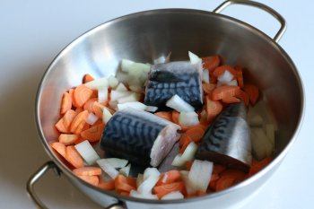 сложить лук и морковь в сковороду с рыбой, посолить