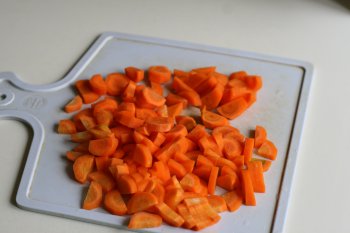очистить морковь и нарезать мелкими дольками