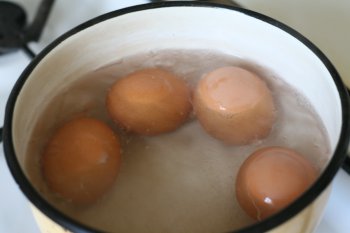 для его приготовления нужно сварить яйца