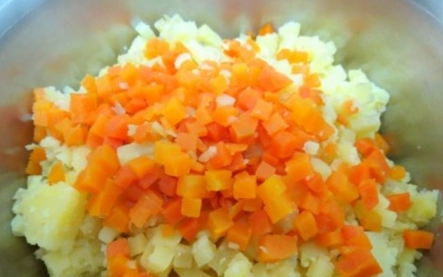 нарезать морковь, картофель и огурец
