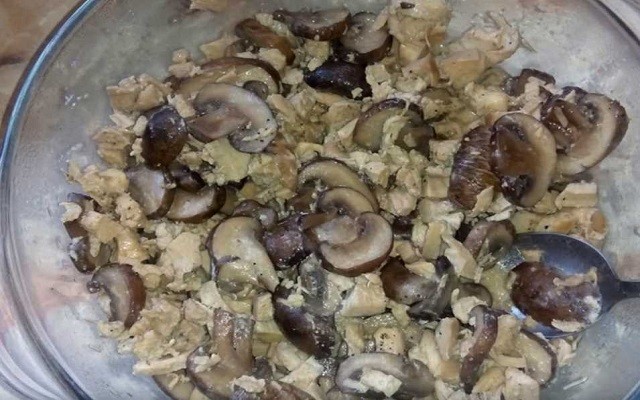 жарим грибы с курицей 