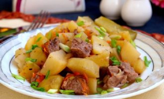 Тушеная картошка с мясом