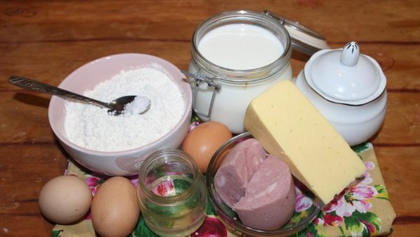 Продукты для приготовления блинчиков с ветчиной и сыром на столе