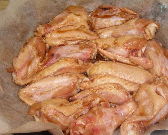 Маринованные в медово-соевом соусе куриные крылышки в форме для запекания с пекарской бумагой