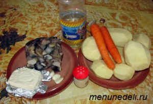 Продукты для супа пюре с сыром и картофелем