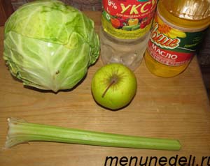 Ингредиенты для салата из свежей капусты с яблоком и сельдереем