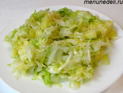 Салат из свежей капусты с яблоком и сельдереем на обед или ужин