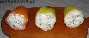 Очень плотно наполненные начинкой болгарские перцы замотанные в пищевую пленку
