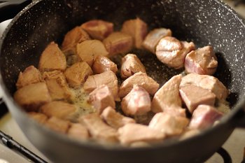 Процесс обжаривания свинины на сильном огне до румяной корочки в сковороде