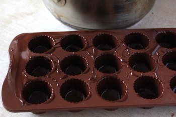 Растопленный шоколад в специальной форме для конфет