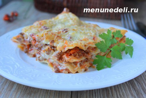 Вкусное и сытное итальянское блюдо классическая лазанья с говяжьим фаршем томатным соусом и соусом бешамель