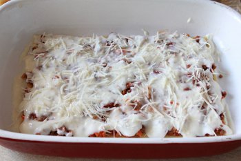 Следующие шаги На листы лазаньи выкладываем мясной соус затем бешамель и посыпаем сыром