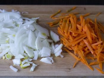 Нарезанные лук полукольцами и четвертинками и морковь соломкой