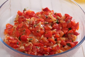 Выливаем первый слой перечно томатного соуса в глубокую форму