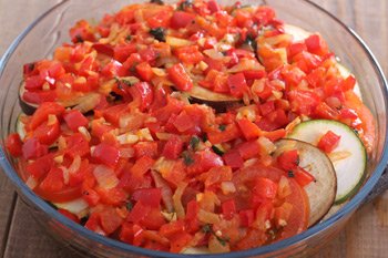 Чередовать слои овощей и томатно перечного соуса пока они не закончатся