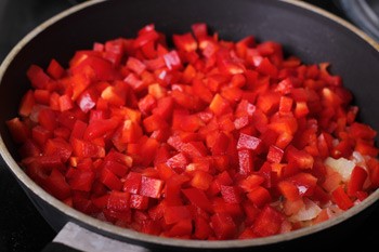 Очищенный и порезанный кубиками болгарский перец добавляется к томатной смеси