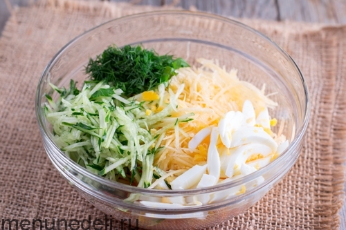 Салат из репы и овощей со сметаной