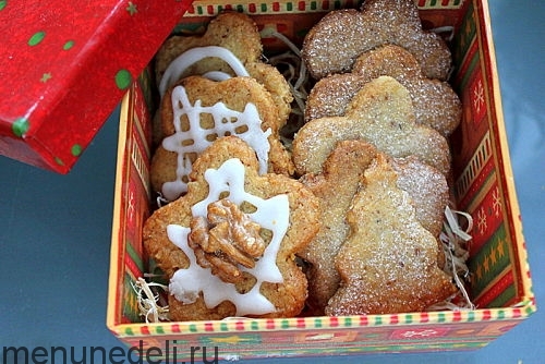 Готовое песочное печенье с грецкими орехами в коробке