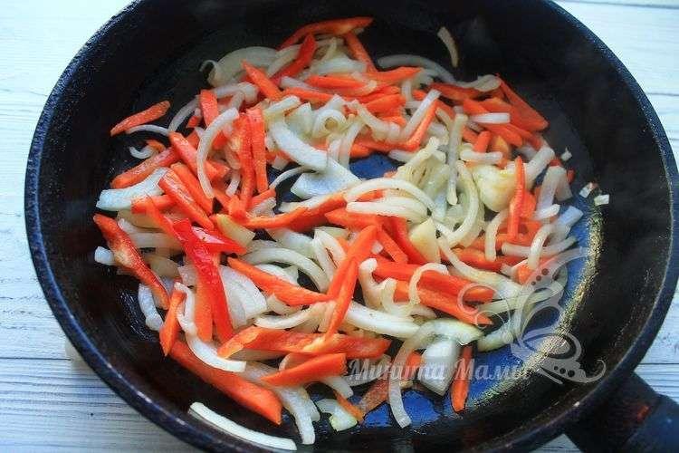 Выложить овощи на сковороду