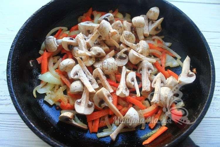 Добавить к овощам грибы