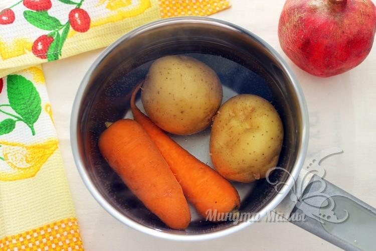 Картофель и морковь варим