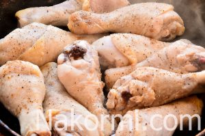 Куриные голени, запеченные под соусом бешамель