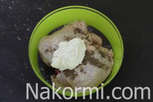 Картошка с куриными бедрами в духовке в рукаве