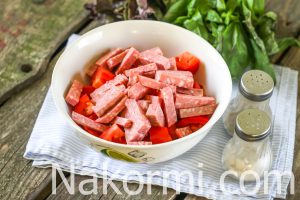Салат с помидорами и колбасой